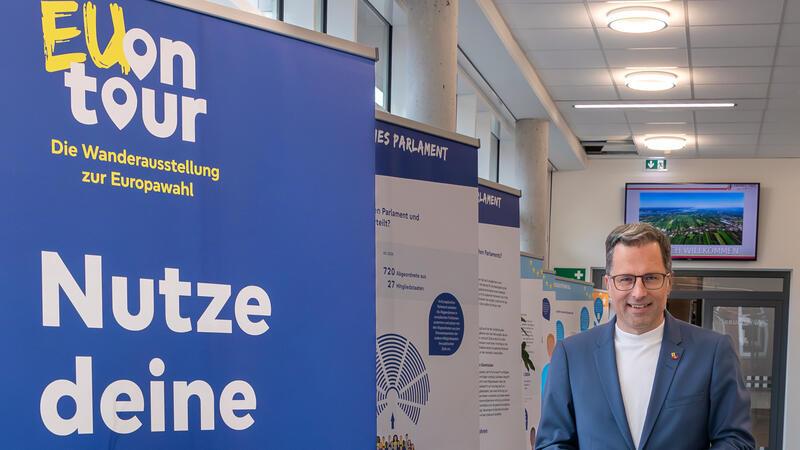 Landrat Seefried erklärt, welchen Wunsch Bürger bei der EU-Wahl äußern können Landrat Kai Seefried ruft alle Wahlberechtigten auf, sich an der Europawahl 2024 zu beteiligen. Im Kreishaus erklärt die Wanderausstellung „EU on Tour“ alles Wissenswerte zur Wahl.