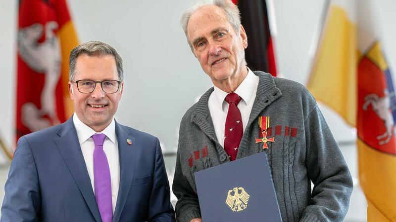 Landrat Kai Seefried übergab das Bundesverdienstkreuz am Bande an Gert Dahms für sein ehrenamtliches Engagement.