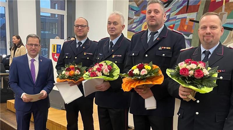 Henning Klensang: So tickt der neue Kreisbrandmeister Landrat Kai Seefried übergibt die Ernennungsurkunden und vereidigt die neue Führungsriege der Kreisfeuerwehr: Henning Klensang, Thorsten Hellwege, Danny Waltersdorf und Sebastian Hinsen (von links).