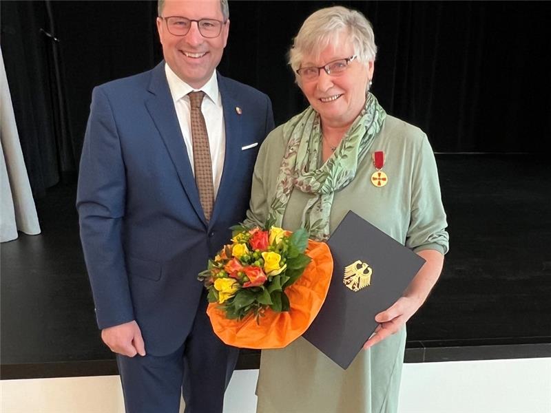 Landrat Kai Seefried überreicht Angelika Loock die Verdienstmedaille des Verdienstordens der Bundesrepublik Deutschland. Foto: Landkreis Stade / Nina Dede