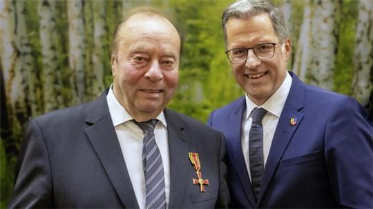 Landrat Kai Seefried überreichte Urkunde und Bundesverdienstkreuz an Günter Andreas.