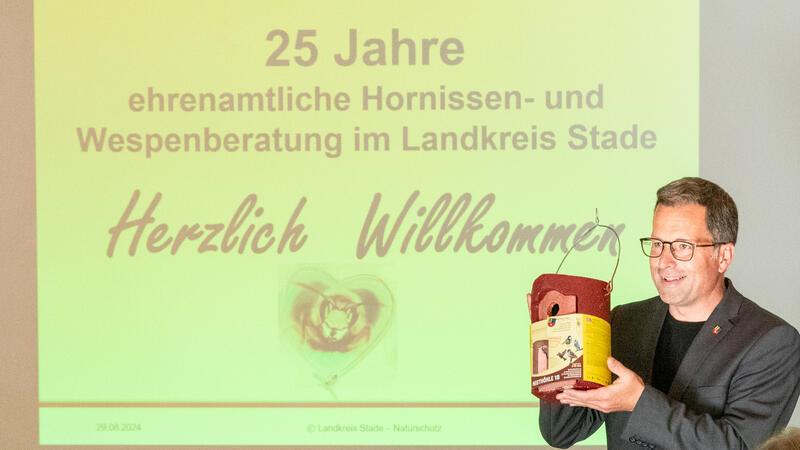 Landrat Kai Seefried überreichte allen Wespenberatern einen Nistkasten als Öko-Geschenk für den Garten.