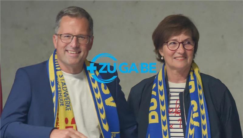 Landrat Kai Seefried und Bürgermeisterin Katja Oldenburg-Schmidt in der Halle Nord.