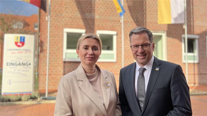Vorbereitungen für nächsten Ukraine-Hilfstransport laufen an Landrat Kai Seefried und Generalkonsulin Dr. Iryna Tybinka vor dem Kreishaus in Stade.