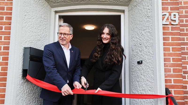 Landrat Kai Seefried und Gesellschafterin Kiara Lindner eröffnet das Mutter-Kind-Haus in Stade wieder.