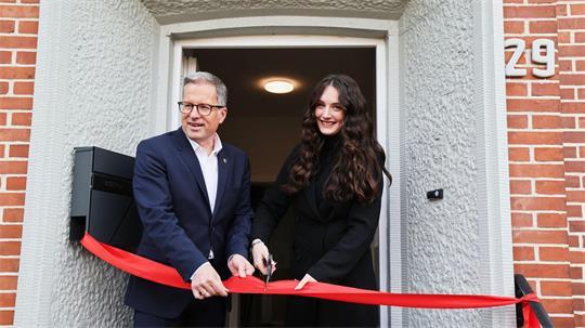 Landrat Kai Seefried und Gesellschafterin Kiara Lindner eröffnet das Mutter-Kind-Haus in Stade wieder.