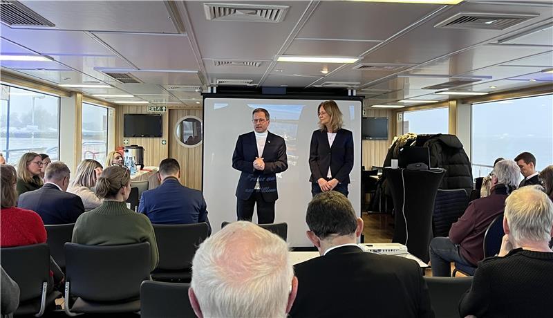 Tourismusstudie: Was dem Tourismus im Kreis Stade noch alles fehlt Landrat Kai Seefried und Ines Utecht, Geschäftsführerin des Tourismusverbandes, bei der Vorstellung an Bord der Lühe-Schulau-Fähre.