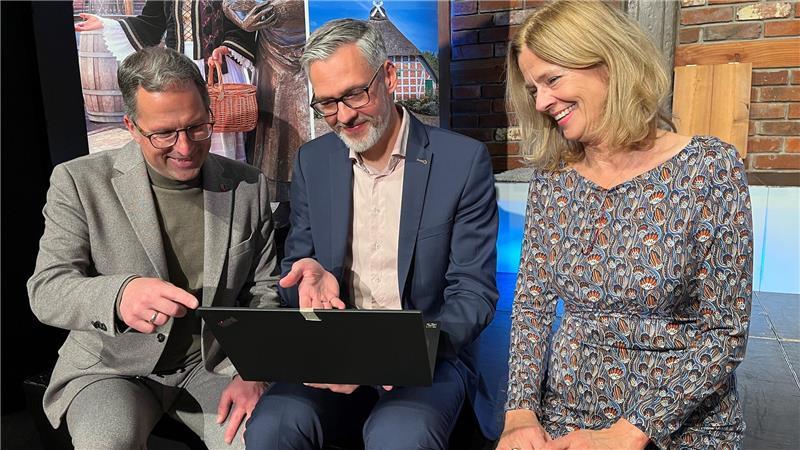 Neue Studie: Urlauber füllen die Kassen im Landkreis Stade Landrat Kai Seefried und Ines Utecht vom Tourismusverband Landkreis Stade werfen mit dwif-Geschäftsführer Karsten Heinsohn (Mitte) einen Blick in die Studie Wirtschaftsfaktor Tourismus.