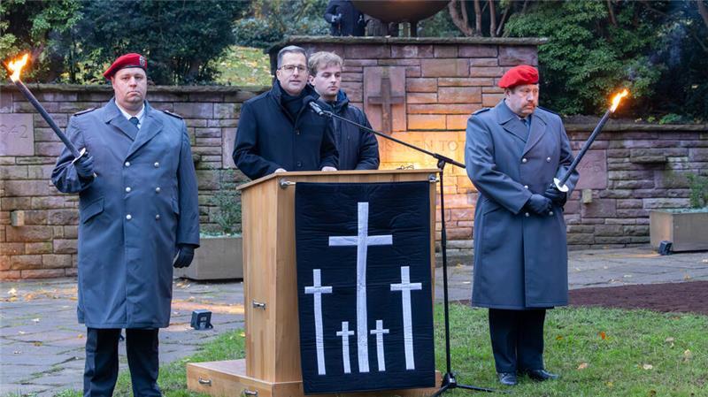 Hunderte gedenken in Stade der Opfer von Gewalt und Krieg Landrat Kai Seefried und Schüler Mika Ostrau eröffnen die Gedenkfeier, die in diesem Jahr von der Jobelmannschule gestaltet wird.