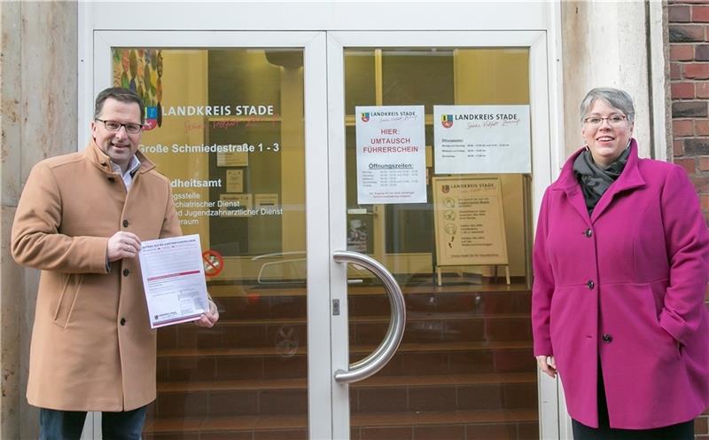 Landrat Kai Seefried und Verkehrsdezernentin Nicole Streitz beim Besuch der Umtauschstelle für Führerschein in der Großen Schmiedestraße. Foto: Landkreis Stade/Christian Schmidt