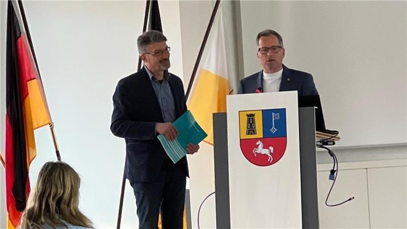 Landrat Kai Seefried und Volksbund-Bezirksgeschäftsführer Jan Effinger.