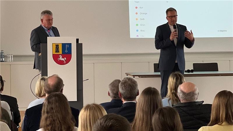 Landrat Kai Seefried und Volksbund-Kreisgeschäftsführer Kai-Ulrich Baak.