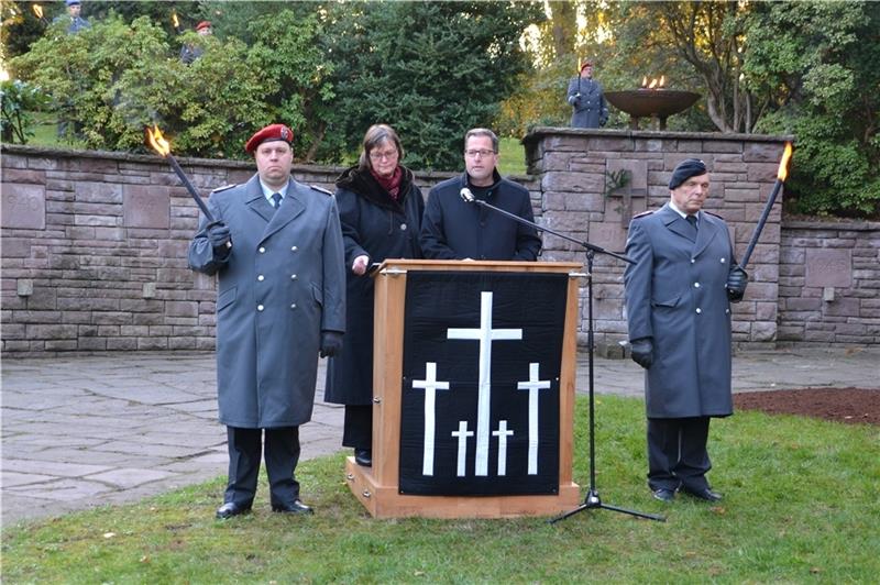 Ukraine-Krieg gibt Volkstrauertag neue Aktualität Landrat Kai Seefried und die stellvertretende Superintendentin Heike Kehlenbeck hielten auf dem Garnisonsfriedhof gemeinsam eine Ansprache zum Volkstrauertag. Foto: Helfferich