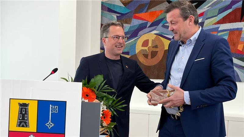 Landrat Kai Seefried verabschiedet Oliver Grundmann nach 24 Jahren im Kreistag.