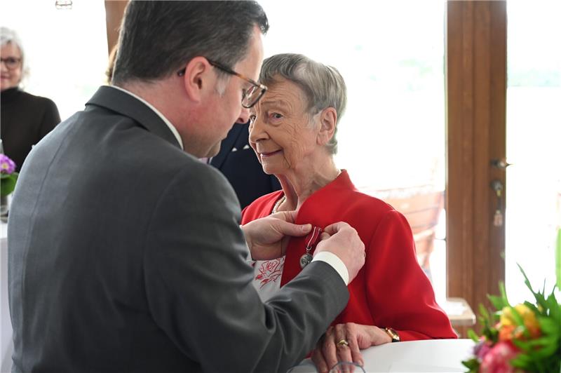 Harsefelderin Margret Tobaben erhält Medaille für vorbildliche Verdienste Landrat Kai Seefried verleiht Margret Tobaben die Niedersächsische Medaille für vorbildliche Verdienste um den Nächsten. Foto: Landkreis Stade/Beneke