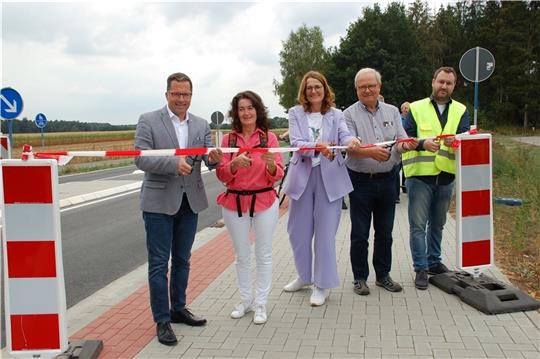 Landrat Kai Seefried (von links), Harsefelds Bürgermeisterin Susanne de Bruijn und Samtgemeindebürgermeisterin Ute Kück, Sauensieks Bürgermeister Rolf Suhr und Malte Schumacher (Projektleiter Landkreis Stade) eröffneten den neuen Radweg. Fo