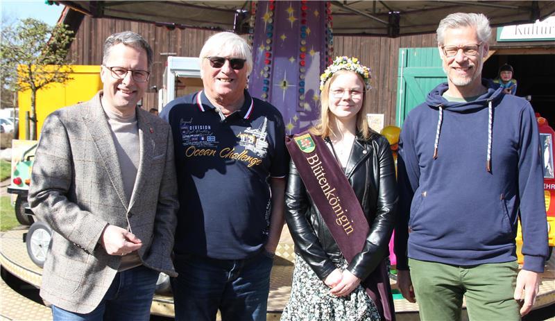 Blütenfest in Drochtersen: Rund 10.000 Besucher bei Blütenkorso und Blaulichtmeile Landrat Kai Seefried (von links), Organisator Dirk Ludewig, Blütenkönigin Tabea Funck und Marko Hohmeister, Kulturmanager für Kehdingen, strahlen mit der Sonne um die Wette.