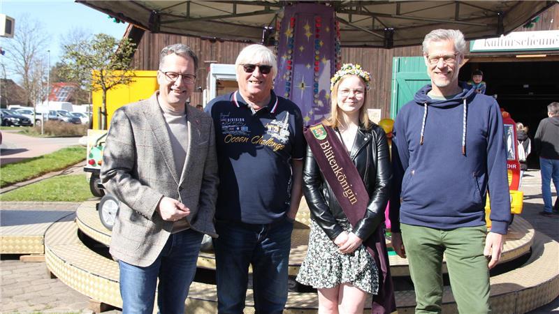Landrat Kai Seefried (von links), Organisator Dirk Ludewig, Blütenkönigin 2025 Tabea Funck und Marko Hohmeister (Kulturmanager für Kehdingen) wünschen dem Blütenfest 2026 auch ein Superwetter.
