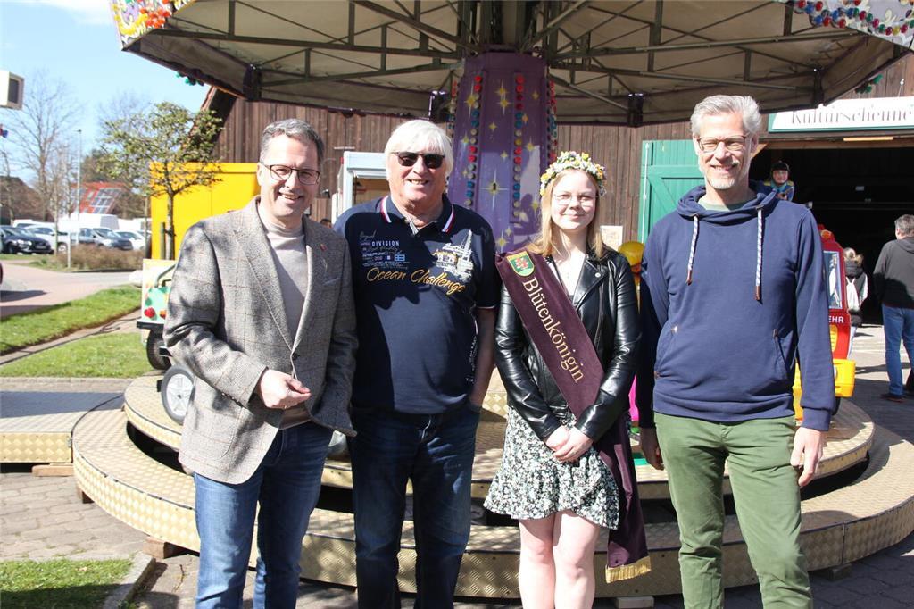 Landrat Kai Seefried (von links), Organisator Dirk Ludewig, Blütenkönigin Tabea ...