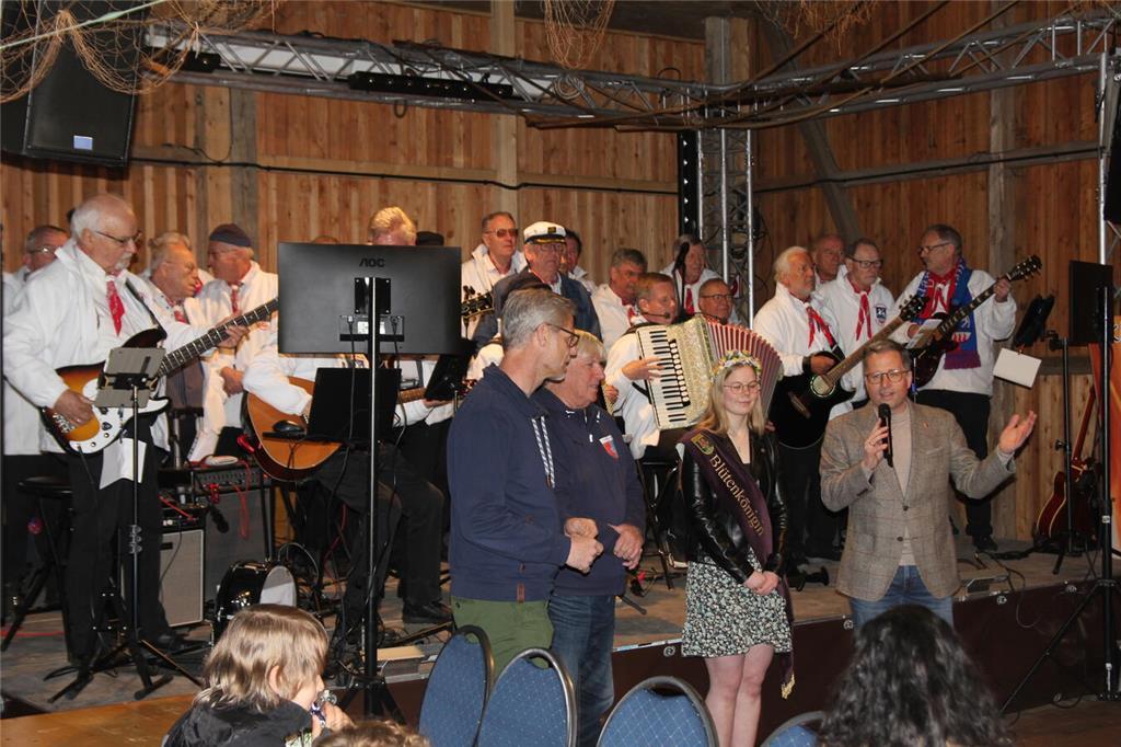 Landrat Kai Seefried (vorne rechts) eröffnete das 20. Blütenfest in Drochtersen....