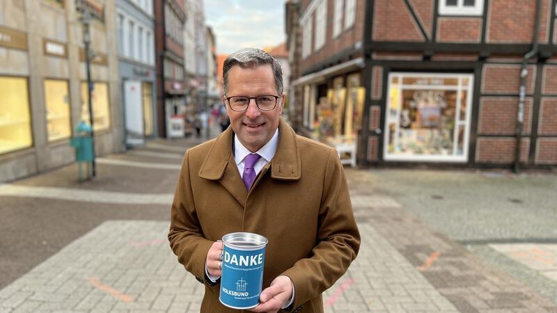 Landrat Kai Seefried wirbt für die Spendenaktion für den Volksbund.
