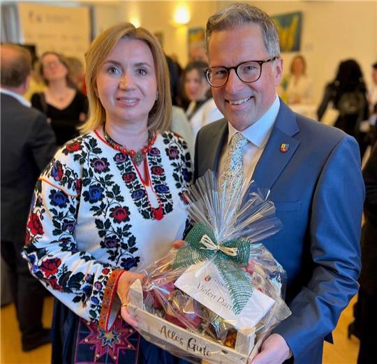 Landrat Kai Seefried wünscht Generalkonsulin Iryna Tybinka alles Gute für ihre neue Aufgabe in Kiew.