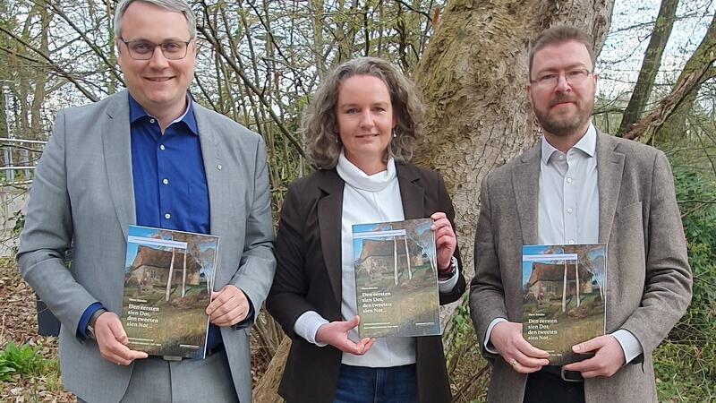 Vom beschwerlichen Leben der ersten Siedler im Moor Landrat Marco Prietz, Ellen Horstrup, Geschäftsführerin der Stiftung Bachmann-Museum sowie der Kreisarchäologe und Vorstandsvorsitzende Dr. Stefan Hesse (von links) präsentieren die Publikation.