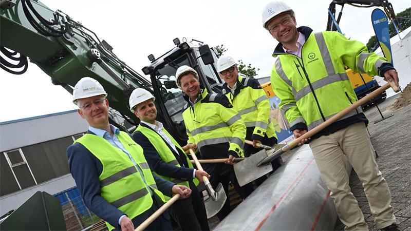 Landrat Matthias Groote (v.l.n.r), die EWE-Manager Marco van der Spek, Frank Reiners und Heiko Fastje sowie Tim Olbricht, Geschäftsführer GTG Nord, beim offiziellen Baustart.