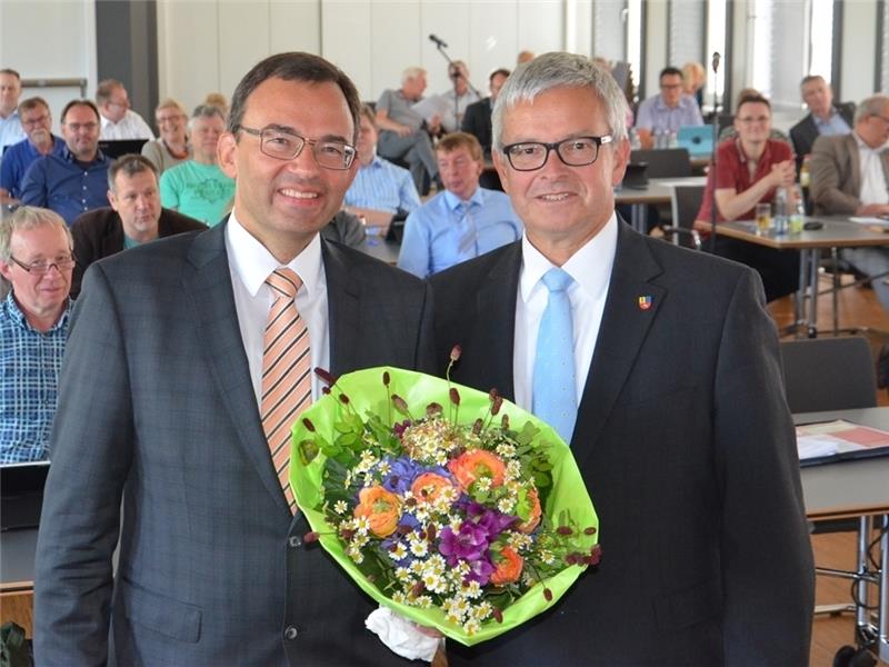 Landrat Michael Roesberg gratuliert dem neuen Ersten Kreisrat Thorsten Heinzte zu seiner Wahl. Foto: Wisser