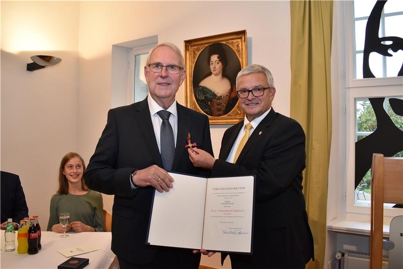 Landrat Michael Roesberg zeichnet Richard Wilke im Auftrag des Bundespräsidenten mit dem Bundesverdienstkreuz aus (von links). Foto: Vasel