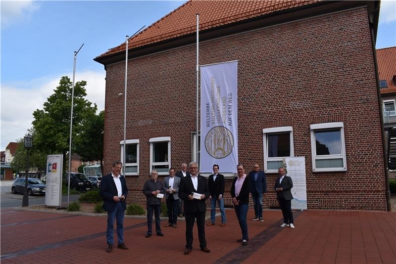 Landrat Michael Roesberg zeigt Flagge für das Welterbe Altes Land. Bürgermeister, Politiker sowie Welterbeverein stellten sich nach dem Hissen vor dem Stader Kreishaus auf: Helmut Dammann-Tamke, Harm-Paul Schorpp, Kai Seefried, Michael Eble