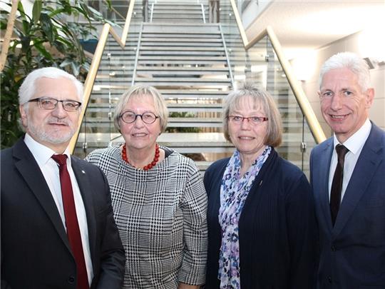 Landrat Rainer Rempe (rechts) mit dem neuen Vorstand des Seniorenbeirats.