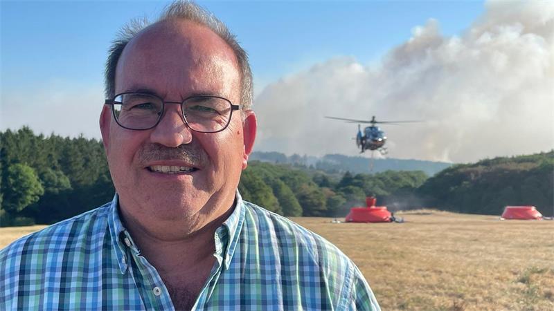 „Irgendwie die Heimat retten“ - Kampf gegen die Feuerwalze Landrat Ralf Nolten erzählt von der dramatischen Lage in der Nacht: Immer wieder drehte der Wind, und dadurch änderte die Flammenwalze ihre Richtung.