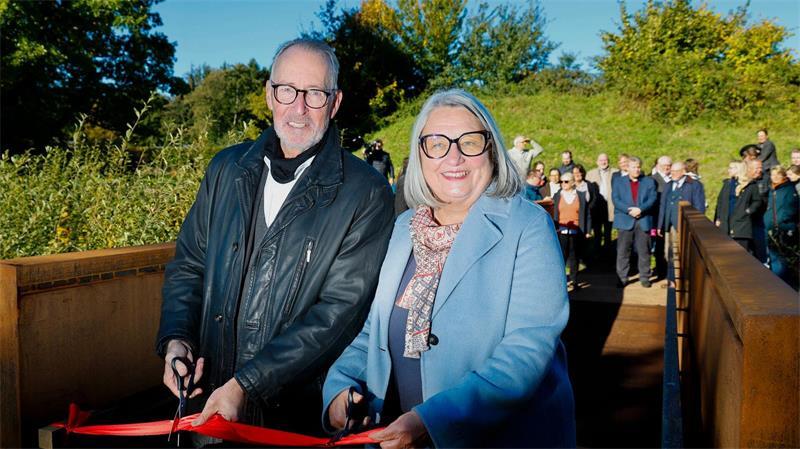 Archäologischer Park am Danewerk öffnet teilweise Landrat Wolfgang Buschmann und Stenke schneiden ein rotes Band durch.