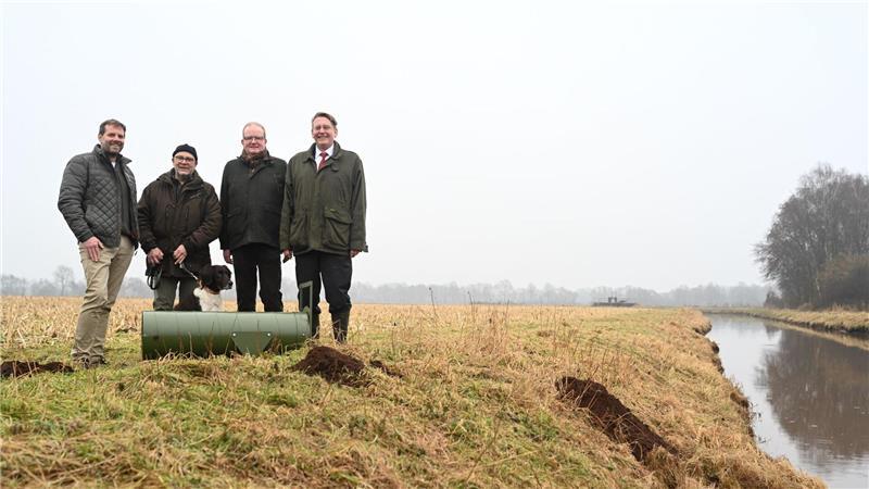 Zu viele Nutrias - Landkreis gibt 150.000 Euro für Fallen Landrat des Landkreises Emsland Marc-André Burgdorf (r-l), Bernd Sieve von der Jägerschaft Aschendorf-Hümmling, Hubert Brandewiede von der Jägerschaft Meppen, Jochen Roling von der Jägerschaft Lingen stehen vor der neuen Falle, die für die Jägerschaften angeschafft werden.