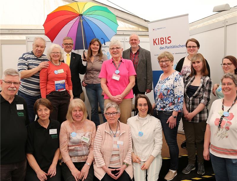 Landrat und Schirmherr im doppelten Sinne, Michael Roesberg, Kibis-Leiter Ulrich Brachthäuser (hinten rechts) und Engagierte der Selbsthilfegruppen . Foto Christian Schmidt