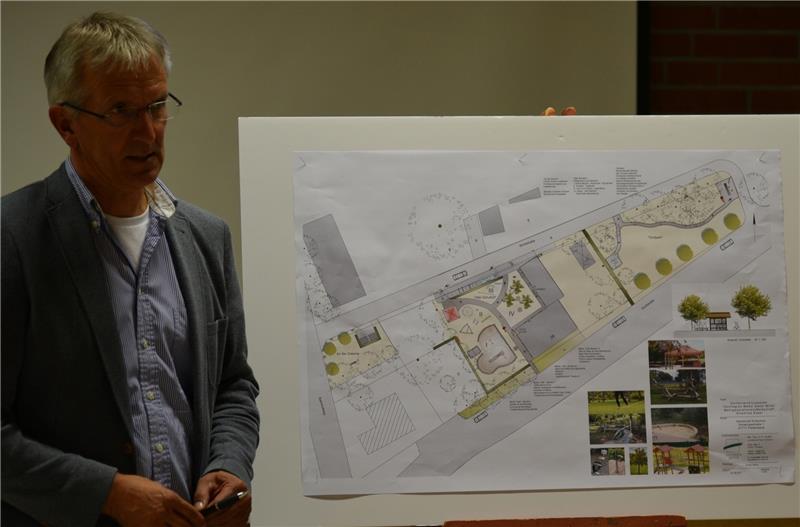 Landschaftsarchitekt Hans-Dieter Windler stellt den Kommunalpolitikern einen Entwurf für die Umgestaltung des Dorfplatzes vor.