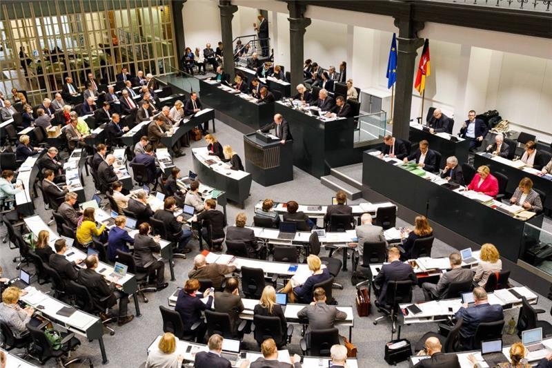 Landtagsabgeordnete sitzen im niedersächsischen Landtag in Hannover. Foto: Philipp von Ditfurth/dpa