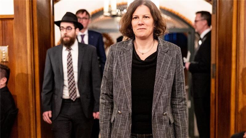 Landtagspräsidentin Kristina Herbst mahnte, „nie wieder darf so etwas geschehen“.