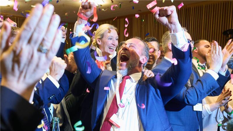 Landtagswahl in Rheinland-Pfalz: Jan Bollinger (AfD), Spitzenkandidat seiner Partei, jubelt neben Alice Weidel (AfD), Vorsitzende der AfD-Bundestagsfraktion, bei der Wahlparty der AfD im Abgeordnetenhaus.