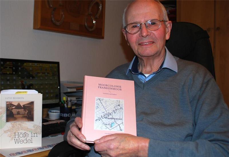 Landwirt, Ahnenforscher und Autor: Lütje Behnken zeigt sein neues Buch über Frankenmoor.