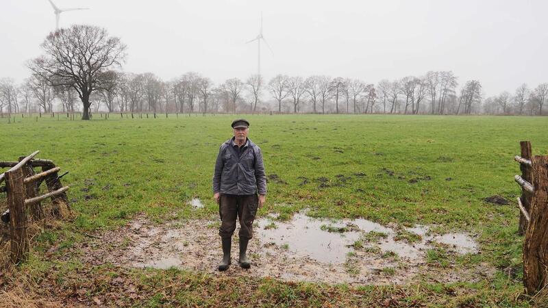 Metalltore von Weiden gestohlen – Landwirt hegt Verdacht Landwirt Bernd Tiedemann steht vor einer der sieben Weidezugänge, an denen die Tore gestohlen wurden.