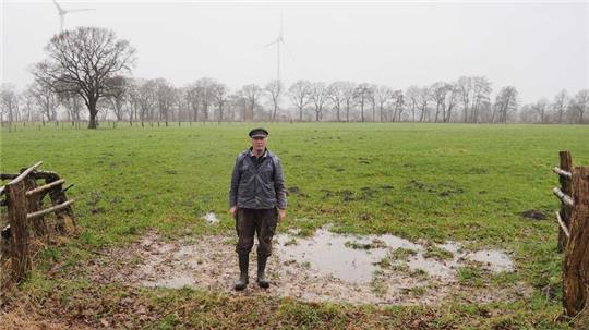 Landwirt Bernd Tiedemann steht vor einer der sieben Weidezugänge, an denen die Tore gestohlen wurden.