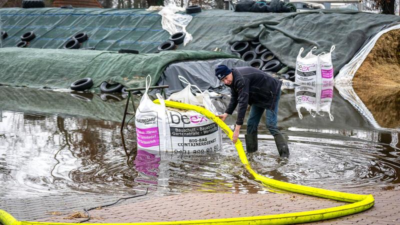 Ein halbes Jahr nach der Flut – „Mit einem blauen Auge davongekommen“ Landwirt Carsten Schnakenberg pumpt das Wasser von seinem Hof. Die Hochwasserlage im Bremer Ortsteil Timmersloh war rund um den Jahreswechsel angespannt.