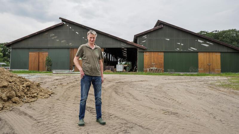 Ein halbes Jahr nach der Flut – „Mit einem blauen Auge davongekommen“ Landwirt Carsten Schnakenberg steht vor dem Stallgebäude seines Betriebes im Bremer Ortsteil Timmersloh. Um den Jahreswechsel hatte das Hochwasser der Wümme weite Teile des Hofes überschwemmt.
