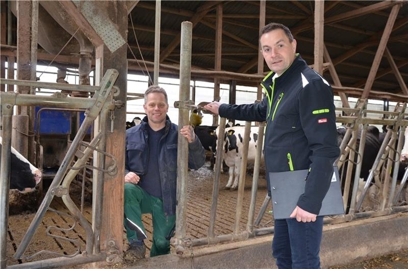 Landwirt Hauke Dreyer zeigt Michael Kohrs (rechts) die Durchlässe im Kuhstall, die als Fluchtweg dienen. Foto: von Allwörden