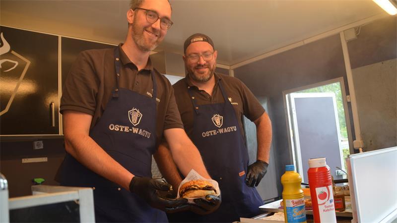 Harsefelder Herbstzauber: Wo Silber, Stände und Stauden locken Landwirt Markus Meyer züchtet in Oberndorf an der Oste Wagyu-Rinder. Zusammen mit Sascha Kensik (rechts) serviert er beim Herbstzauber Burger.