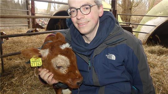 Landwirt Moritz Morgenstern mit Olivia. Dieses wegen der Blauzungenkrankheit zu früh geborene Kalb hat überlebt. Eine gute Milchkuh wird Olivia nie werden, sagt Morgenstern. Doch sie darf bleiben.