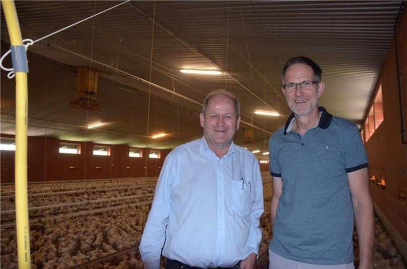 Landwirt Peter Vollmers (rechts) und FDP-Politiker Hermann Grupe im Hähnchenstall in Wiepenkathen . Foto von Allwörden