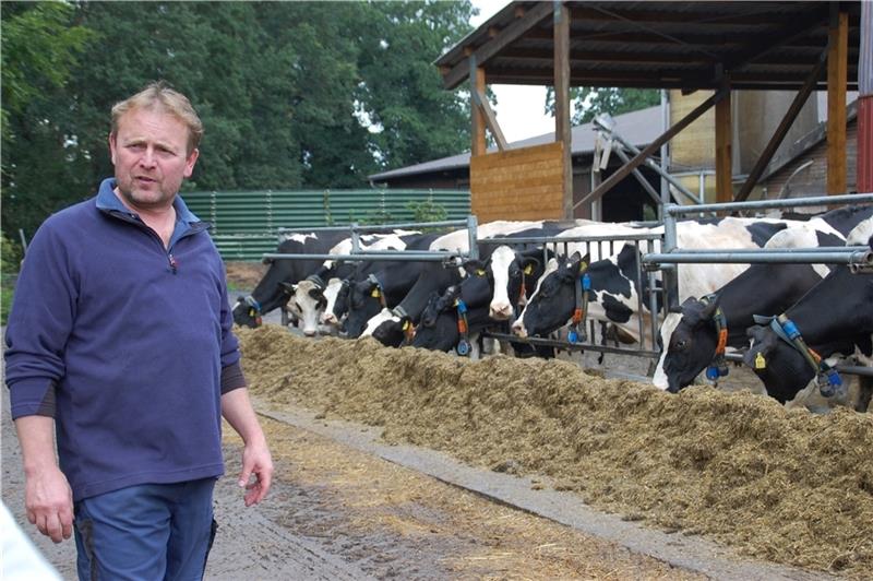 Landwirt Reiner Hauschild vor dem Futtertisch, den er für seine Milchkühe eingerichtet hat, weil die Tiere am liebsten draußen fressen Foto: Laudien